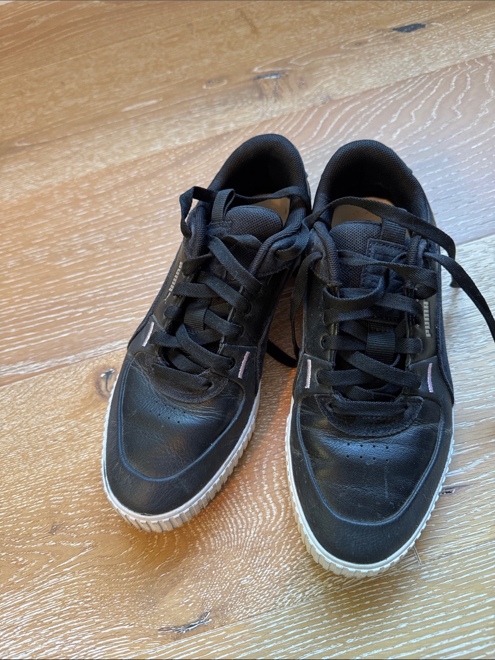 Women’s Black Low-Top Golf Sneakers